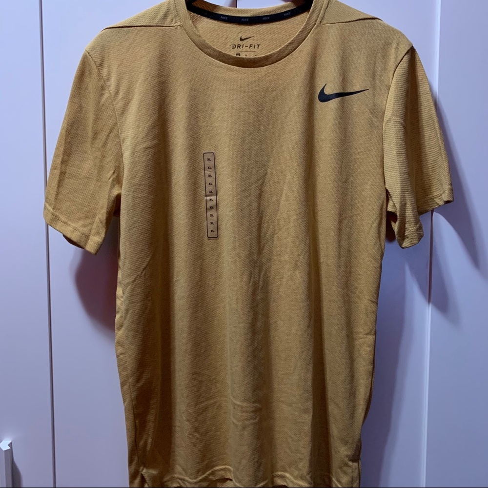 New Nike Men’s Dry Fit Workout Tee Size M Beige